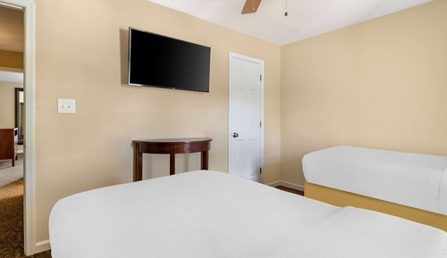 2 BEDROOM 1KG 2TWN SOFABED GROUND FLOOR SUITE