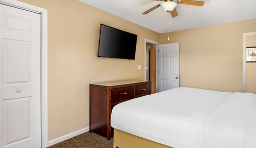 1 BEDROOM 1 KING GROUND FLOOR SUITE W/ SOFABD