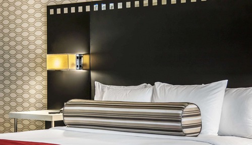 Junior Room, 1 Queen Bed