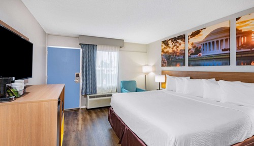 Standard Room, 1 King Bed, Smoking, Refrigerator & Microwave