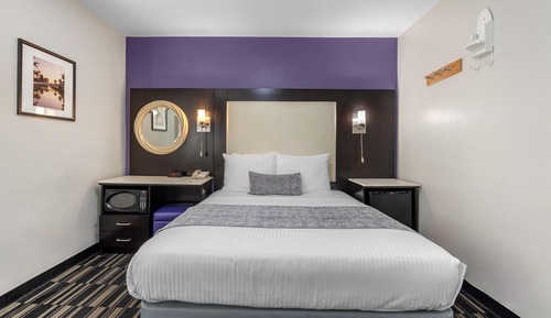 Standard Room, 1 Queen Bed, Non Smoking, Refrigerator & Microwave