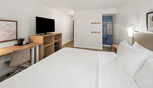 Room, 1 King Bed, Accessible (Mobility & Hearing, Roll-in Shower)
