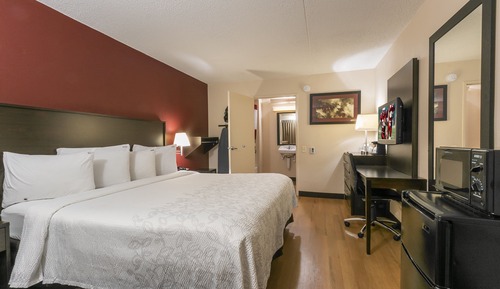 Premium Room, 1 King Bed, Accessible (Upgraded Bedding & Snack, Smoke Free)