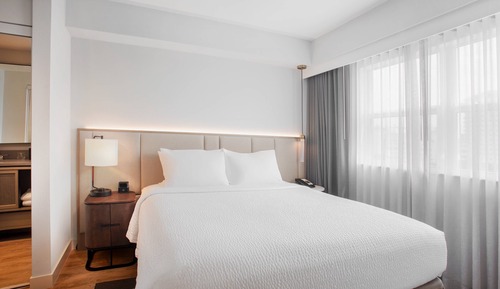Suite, 2 Bedrooms (Mobility/Hearing Access, Roll-in Shwr)