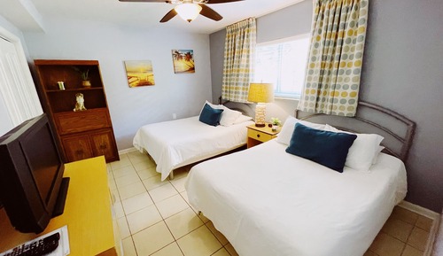 Deluxe 1-Bedroom Two Queen Bed w/ Kitchen & Sofa Bed