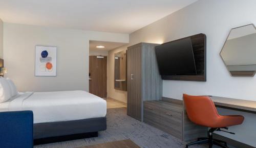 King Suite with Shower - Communications and Mobility Accessible 