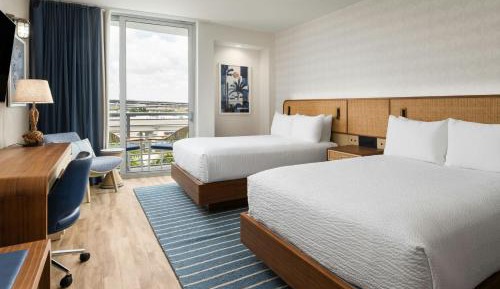 Queen Room with Balcony - Hearing Accessible