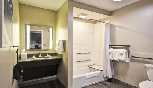 Queen Studio with Adapted Tub - Mobility and Hearing Accessible