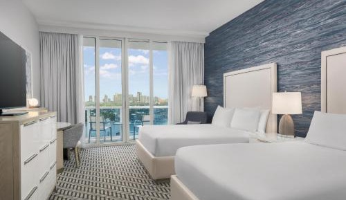 Queen Room with Two Queen Beds and Balcony - Marina View