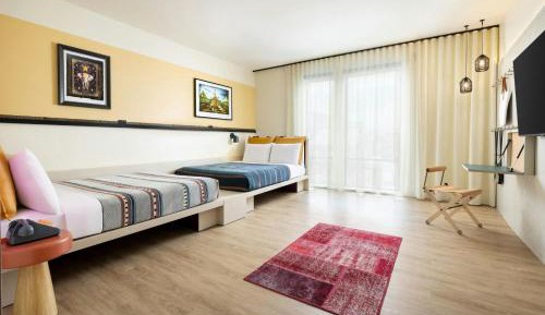 Queen Room with Two Queen Beds and Adapted Tub - Mobility Accessible
