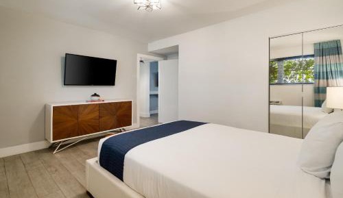 Deluxe One Bedroom Queen Suite