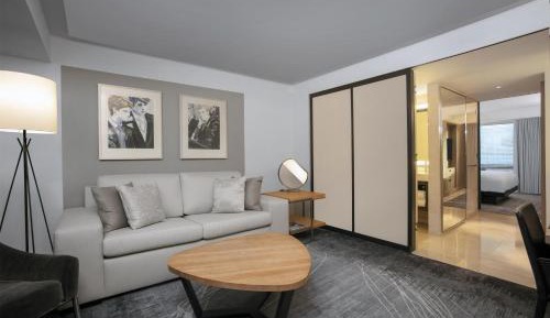 Deluxe King Suite with Roll-in Shower - Mobility Access