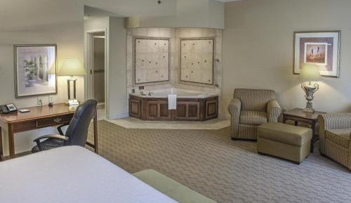 King Studio Suite with Whirlpool - Non-Smoking