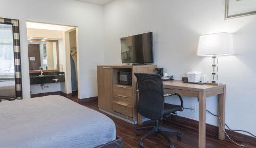Deluxe Queen Room