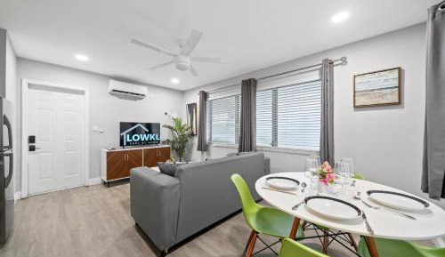 Superior One Bedroom Queen Pool View with Kitchen ans Sofa Bed