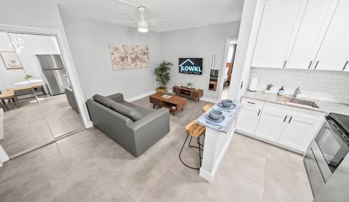 Superior One Bedroom Queen with Kitchen and Sofa Bed