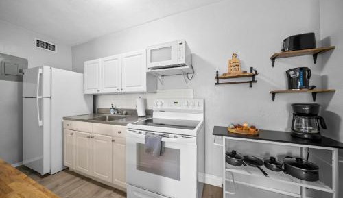Deluxe One Bedroom Queen with Kitchen and Sofa Bed