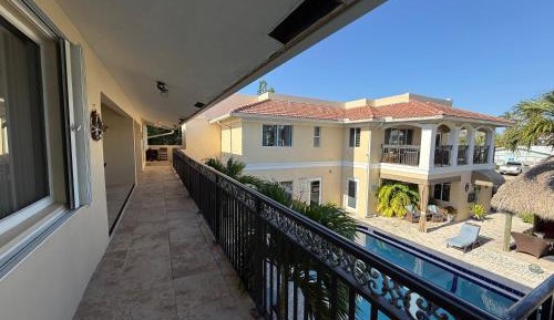 Apartment with Pool View 