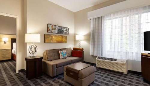 One-Bedroom Queen Suite - Mobility and Hearing Accessible with Roll-in Shower