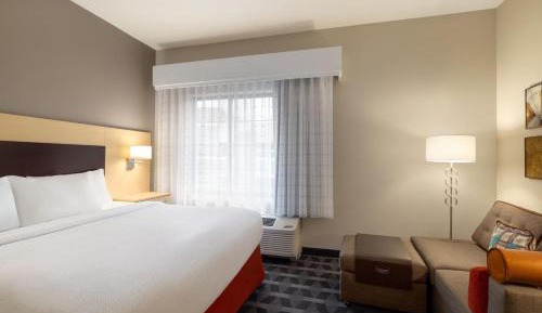 Studio with One King Bed and One Queen Bed - Hearing Accessible