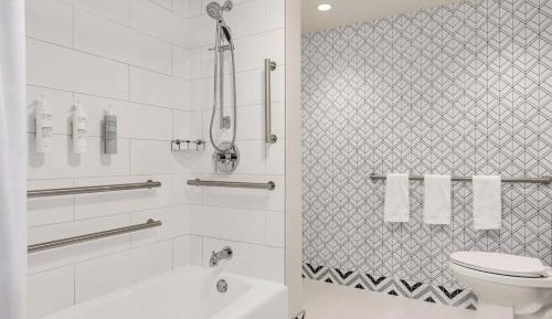 King Suite with Accessible Tub - Mobility and Hearing Access/Non-Smoking