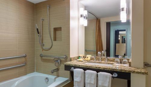 King Room with Bath Tub and City View - Mobility Access/Non-Smoking