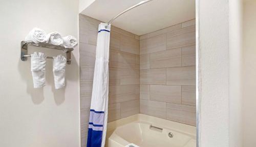 Queen Room with Two Queen Beds and Bath Tub - Disability Access/Non-Smoking 