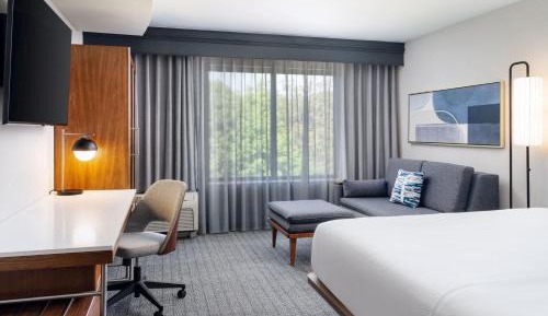 King Room with Bathtub - Mobility Access/Hearing Accessible
