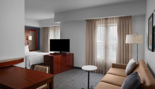 Queen Studio with Sofa Bed and Adapted Tub - Mobility and Hearing Accessible