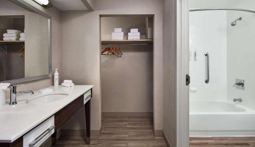 Hospitality King Suite - Non-Smoking