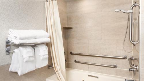Queen Room with Two Queen Beds - Mobility Access Tub/Non-Smoking
