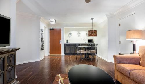 One-Bedroom Queen Suite