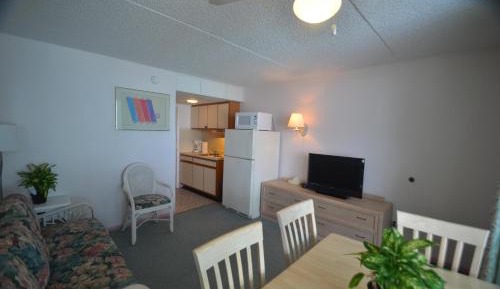 One-Bedroom Suite with Kitchen