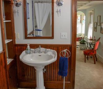 Deluxe Queen Suite