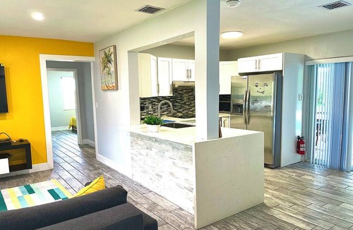 Highland Garden House | Cozy Home with Luxurious Backyard and Sauna in Hollywood Perfect for Relaxation!