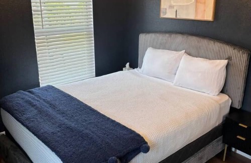 West Little River House | Stylish Miami Oasis: 3Bed, 2Bath with BBQ, Just 15min from the Beach.