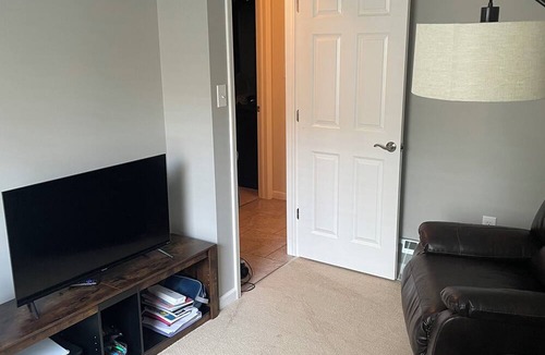 Worton House | Charming Bedroom and Sitting Room with WiFi.