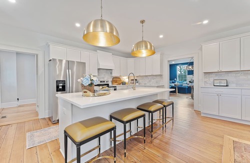 Bowling Green House | Charming 4-bedroom house in Bowling Green with WiFi, AC - 1700s Modern Reno