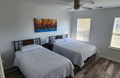 Issue House | Hideaway at Colonial Beach You can relax quiet hood just 5 Minutes to the Beach.