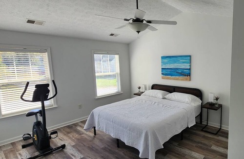 Issue House | Hideaway at Colonial Beach You can relax quiet hood just 5 Minutes to the Beach.