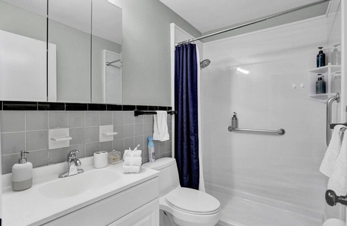Oakland Park Villa | Spacious 5BDR villa with Pool, BBQ, Tennis Table, Air Hockey
