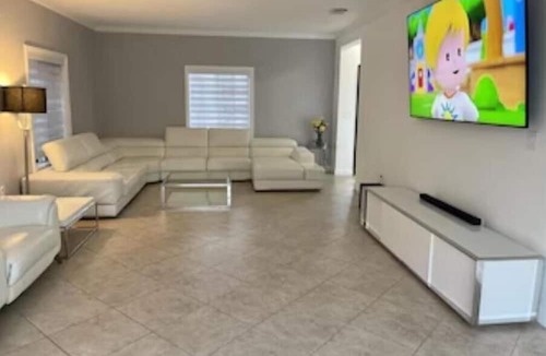 Country Walk House | Super Clean, Luxurious 6 Bedroom Home