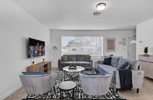 West Hollywood Apartment | 3 Bedroom 731645 by Houzlet