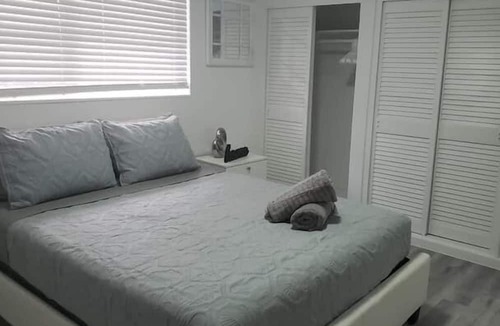 Parkside Apartment | 2 Bedroom 739149 by Houzlet