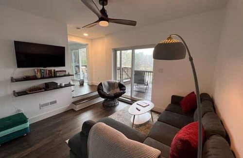 Mount Holly House | Newly Renovated Modern 2BR Waterfront Cottage with Dock