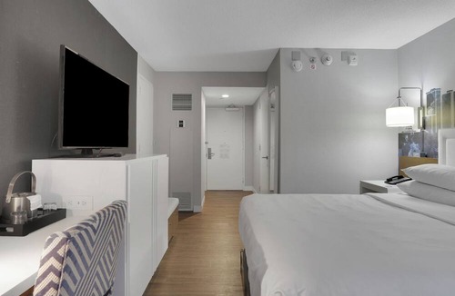 East Rutherford Hotel | King Room for World Cup Fans Near MetLife