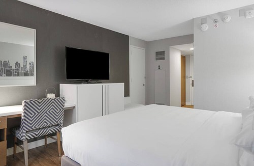 East Rutherford Hotel | Major international sporting event King Room w/Shuttle to MetLife