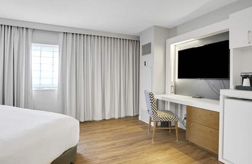 East Rutherford Hotel | Game-Day Hotel Near MetLife Stadium with Shuttles