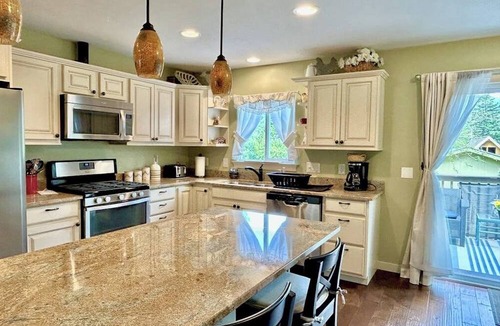 Woods Bay House | Spacious 2-Story Close to Lake-Marina-Fishing; 3 dogs-A/C-Mountain View