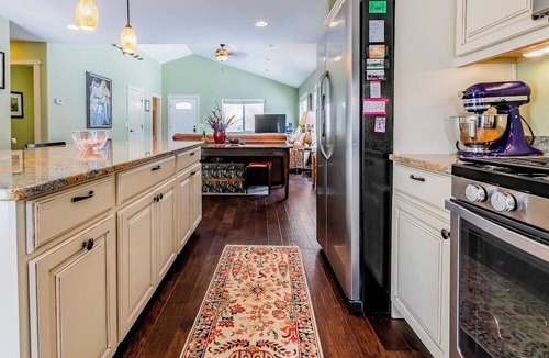 Woods Bay House | Spacious 2-Story Close to Lake-Marina-Fishing; 3 dogs-A/C-Mountain View